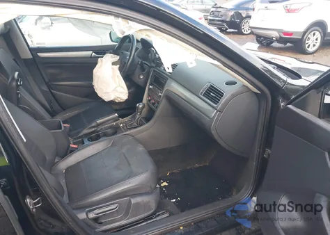 2014 Volkswagen Passat 2.5L Wolfsburg Edition z USA, uszkodzony, nr VIN 1VWAH7A39EC024413